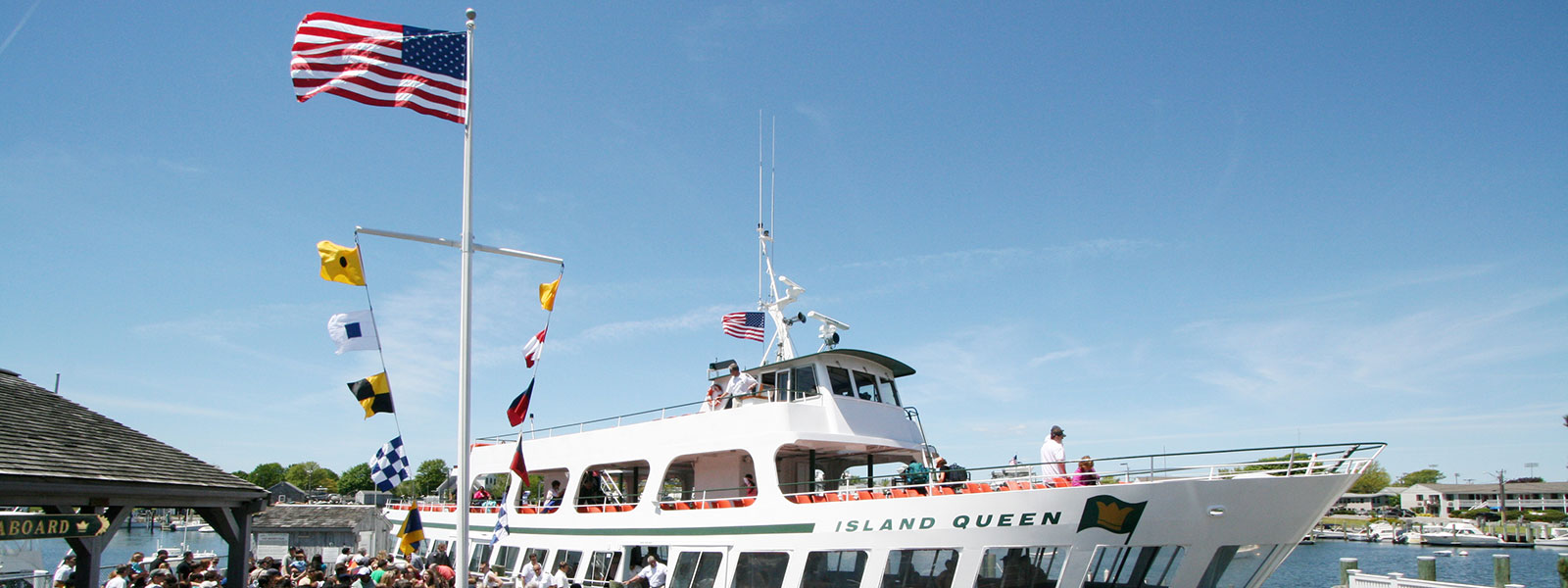 Island Queen loading passengers